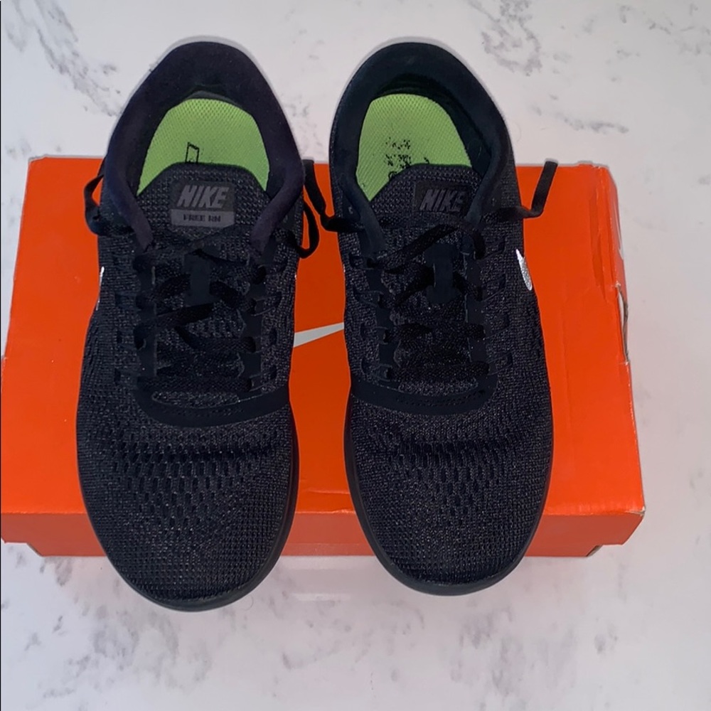 Woman’s Nike free rn